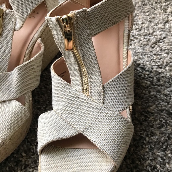 BRAND NEW NEVER WORN!! A NEW DAY SIZE 8 CREAM CANVAS FRONT ZIP WEDGES - Picture 3 of 9